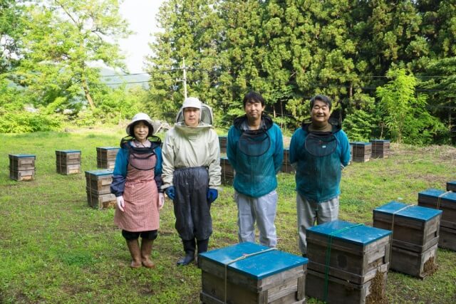 親・子・孫と三代にわたり、70年以上もこの地で実直に養蜂を営んできた群馬の小野養蜂場の従業員
