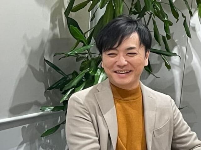 日本最大級のメイドカフェを運営するインフィニアの社長である深沢孝樹